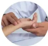 Fotografía de una mano tomando el pulso en la muñeca.