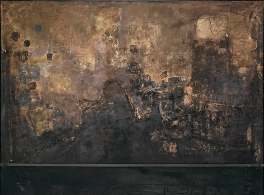Obra 'Solo tú duplicas el alba' (2011): gran composición horizontal con manchas cafés, ocres y negras y formas difusas que parecen figuras.