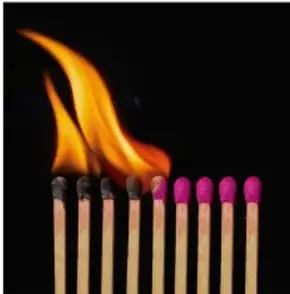 Cerillos encendiéndose sobre fondo negro, ilustrando la combustión.