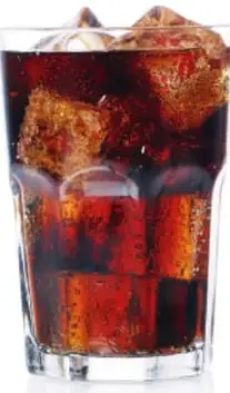Vaso transparente con un refresco de cola y cubos de hielo, que ilustra una disolución de uso cotidiano.