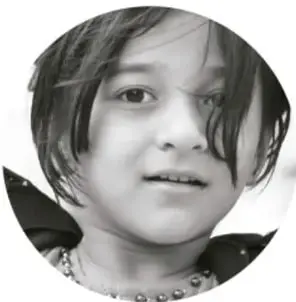Retrato en blanco y negro de un niño con mirada seria, que ilustra el caso de Juan.