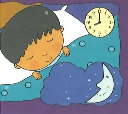 Niño durmiendo durante la noche, acompañado por una imagen de la Luna y un reloj.