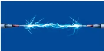 Imagen de una descarga o arco eléctrico entre dos electrodos sobre fondo azul.