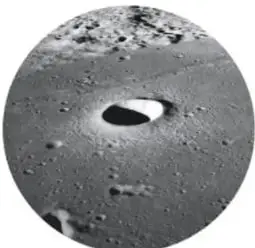 Imagen satelital de un cráter lunar con un meteorito incrustado.