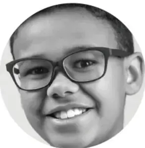 Fotografía circular de un niño con lentes y sonrisa amplia, que ilustra la expresión de emociones.