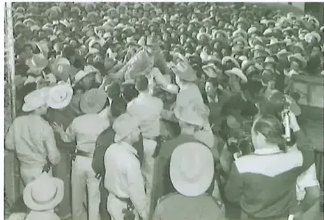 Fotografía histórica de trabajadores mexicanos relacionada con el Programa Bracero.
