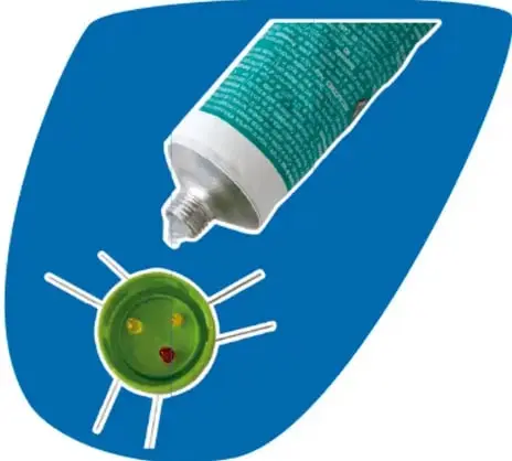 Tubo de silicón aplicando sobre una tapa verde con LEDs y patas metálicas.