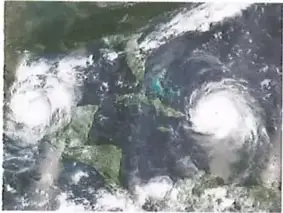 Imagen satelital de huracanes sobre el Caribe y el océano Atlántico. Representa el aumento de la intensidad de ciertos fenómenos meteorológicos.