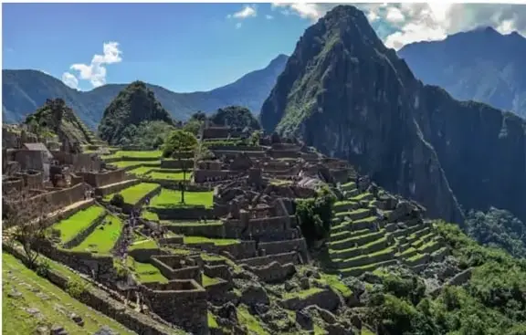 Vista panorámica de Machu Picchu con el Huayna Picchu al fondo.