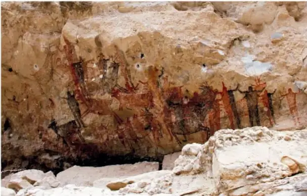 Pinturas rupestres sobre la pared de una roca, obra de arte prehistórico que se conserva hasta hoy.