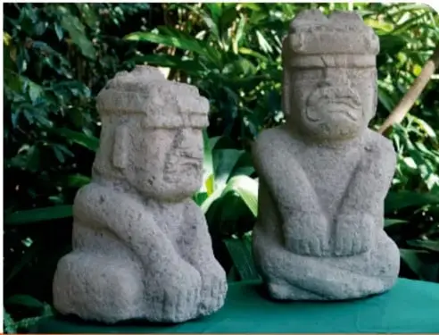 Relieve tallado sobre la roca del cerro, con figuras de felinos y escenas relacionadas con la lluvia y la agricultura.