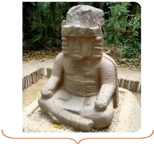Escultura 'El gobernante' en La Venta, Tabasco: figura humana sentada con tocado, tallada en piedra.