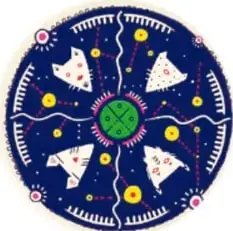 Círculo decorativo estilo arte de estambre wixárika, azul oscuro con venados blancos, figuras de maíz y motivos de colores (amarillo, rosa, verde, blanco).