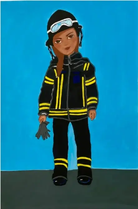 Pintura naïf de una niña con equipo completo de bombera (casco negro con lentes protectores, chaqueta negra con franjas amarillas y un guante en la mano) sobre fondo azul; obra de Graciela Patricia Frutos Maza, Ciudad de México.