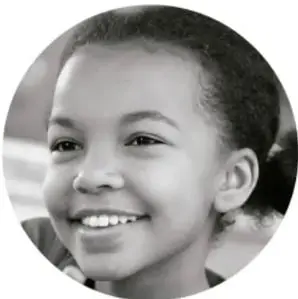 Fotografía de una niña sonriente.