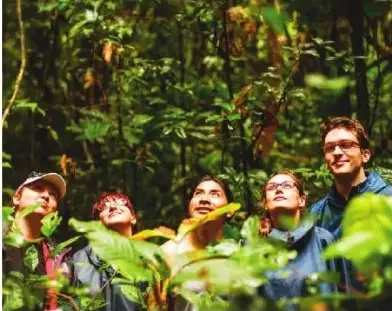 Fotografía de varias personas en la Reserva ecológica del Cuyabeno, en Sucumbíos. El pie de foto relaciona el ecosistema y la multietnicidad con los atractivos turísticos.