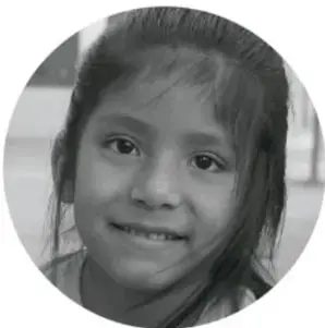 Fotografía circular en blanco y negro de una niña sonriente.
