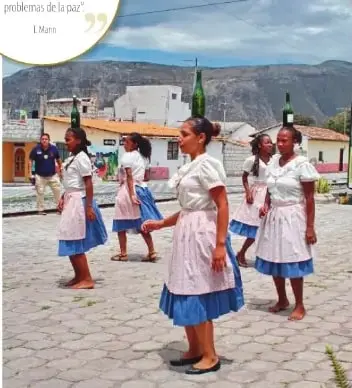 Grupo de mujeres afrodescendientes con vestimenta tradicional, representadas mientras realizan una actividad relacionada con la música y el baile.