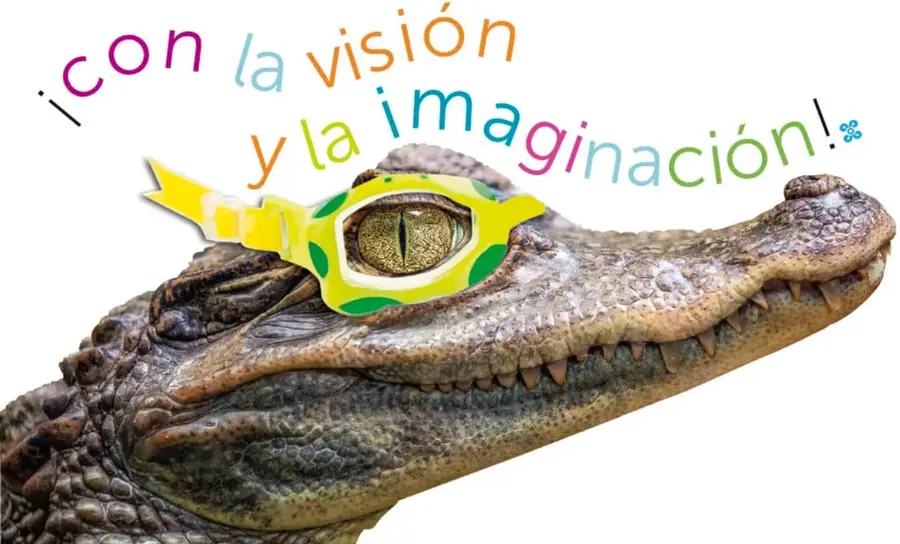 Cabeza de un cocodrilo de perfil, con unas gafas (goggles) amarillas con hojas verdes superpuestas sobre su ojo amarillo, en broma visual.