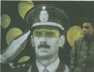 Imagen de un mazo judicial sobre una bandera chilena, que representa el orden constitucional y la influencia de la Constitución en la democracia.