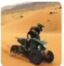 Ilustración de un vehículo tipo cuatrimoto recorriendo un desierto.