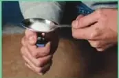 Ilustración de una experiencia casera en la que se calienta agua con sal para recuperar la sal después de la evaporación del agua.