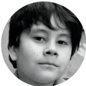 Retrato en blanco y negro de un niño.