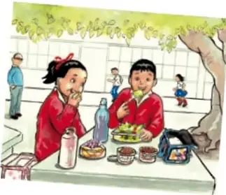Dos niñas comiendo en la escuela, sentadas frente a su comida que incluye frutas y agua.
