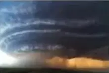 Nubes y atmósfera al atardecer.