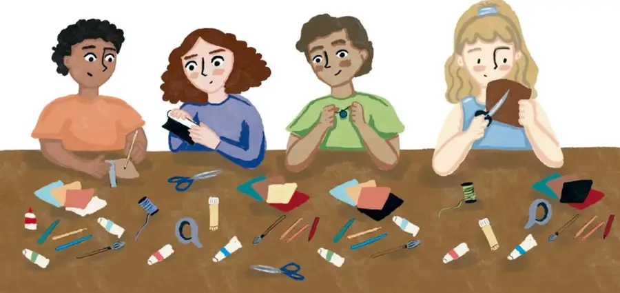 Cuatro estudiantes sentados a una mesa trabajando con tijeras, cartón, hilo, cinta adhesiva y otros materiales para construir su instrumento de medición.