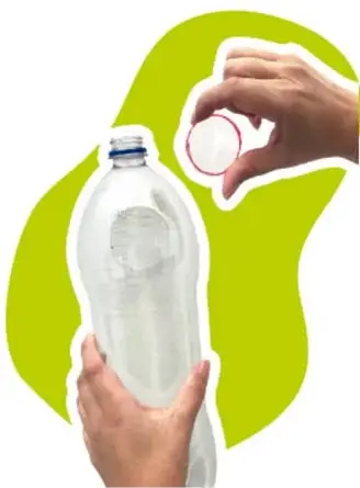 Manos usan una cúter amarilla para recortar el círculo marcado en la botella (paso 2).