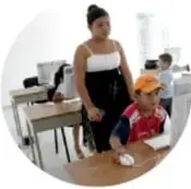 Organizador gráfico radial con siete fotografías circulares (persona sordomuda comunicándose, comunidades rurales, comedores escolares, aula con computadoras, personas vendiendo productos artesanales, trabajo comunitario al aire libre, taller educativo y mercado) conectadas con rótulos de las ocho áreas de innovación para la inclusión social.