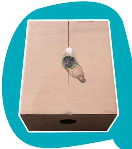 Caja de cartón cerrada con una botella de agua insertada en un orificio central.