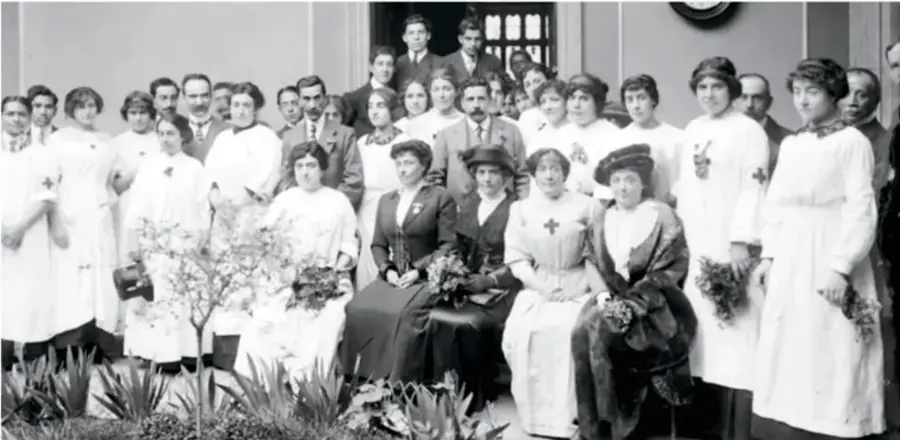 Fotografía grupal en blanco y negro de médicos y enfermeras, con Matilde Montoya sentada al centro, en una ceremonia de titulación.