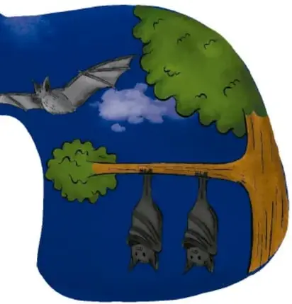 Noche azul con luna y nubes: murciélagos volando con las alas extendidas y dos murciélagos colgados boca abajo de la rama de un árbol.