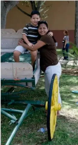 Fotografía de un adulto y un niño sobre un carro de burro amarillo; crédito: Jesús Eduardo Arteaga Flores, Tamaulipas.