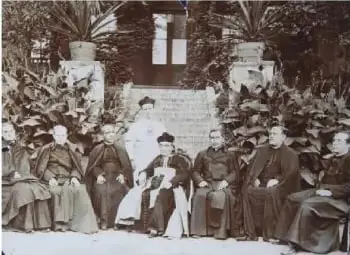 Fotografía histórica de miembros del clero ecuatoriano. El pie de foto indica que el clero perdió participación política durante la implantación del laicismo.