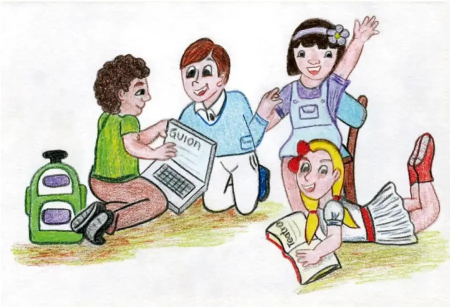 Cuatro niños trabajando juntos: uno sostiene un cuaderno grande con la palabra «Guion», otro señala la hoja, una niña levanta la mano y otra recostada lee un cuaderno con la palabra «Teatro»; junto a ellos una mochila verde. Crédito: Elizabeth Solis Balderas, TLAXCALA.