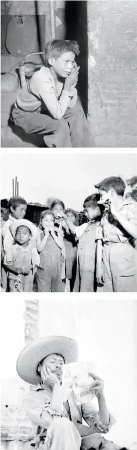 Fotografía en blanco y negro de un niño sentado pensativo junto a un muro, con la mano cerca de la boca.
