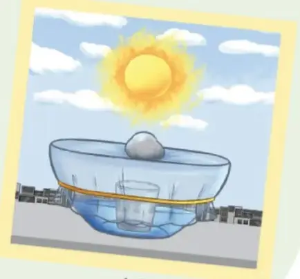 Prototipo armado bajo el Sol: recipiente plástico tapado con plástico y una piedra al centro, con un vaso dentro recolectando agua.