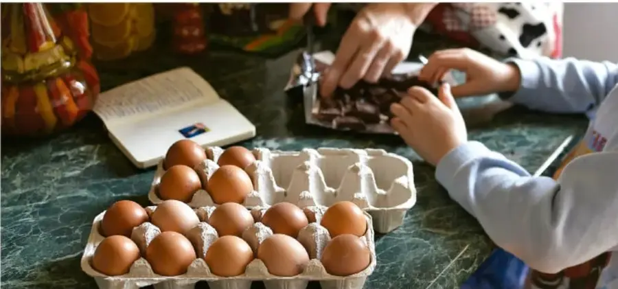 Olla de barro con frijoles cocidos humeantes.