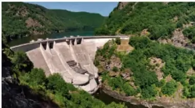 Ilustración de una turbina hidráulica azul de eje vertical con distribuidor y rodete.