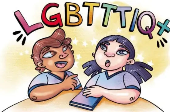 Dos estudiantes conversando en una mesa con un cuaderno, bajo letras grandes y coloridas que forman LGBTTTIQ+.