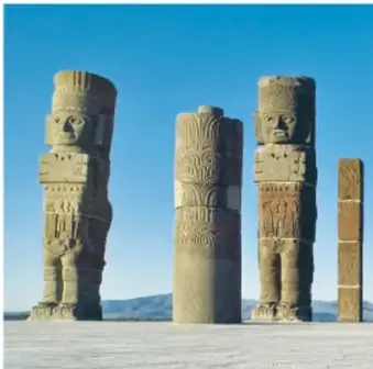 Fotografía de colosales esculturas de piedra, propias de la cultura mesoamericana del Posclásico.
