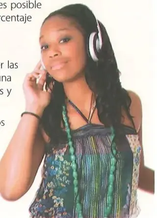 Una joven utiliza audífonos y representa a una persona participante o entrevistada en una encuesta.