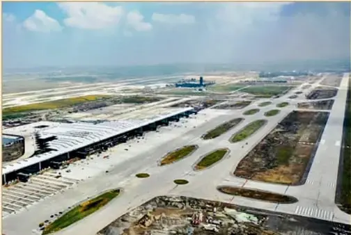 Fotografía aérea del Aeropuerto Internacional Felipe Ángeles, mostrando sus pistas y terminal.