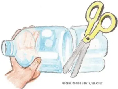 Manos cortando una botella de plástico con tijeras para formar un embudo.