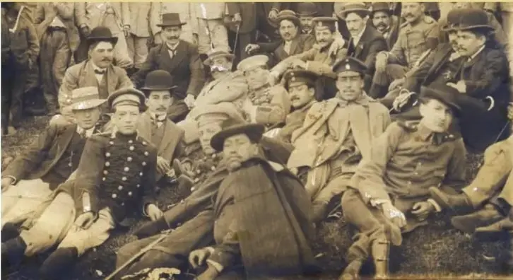 Fotografía de un grupo de militares junto a miembros de la alta sociedad ecuatoriana a finales del siglo XIX.