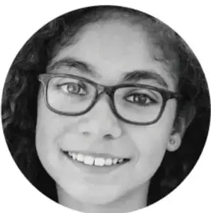 Fotografía de una estudiante sonriente.