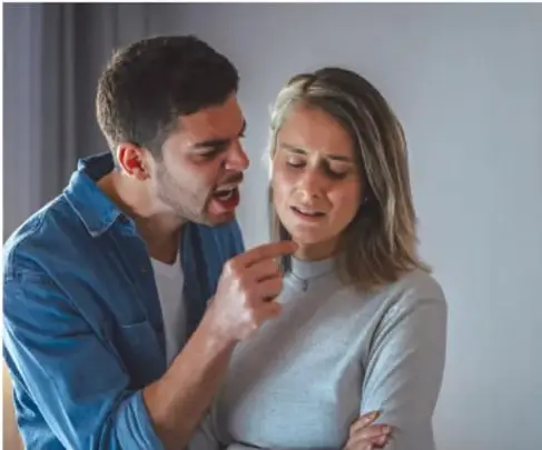 Hombre gritando y señalando con el dedo a una mujer que baja la mirada, escena de agresión verbal y psicológica en una relación de pareja.
